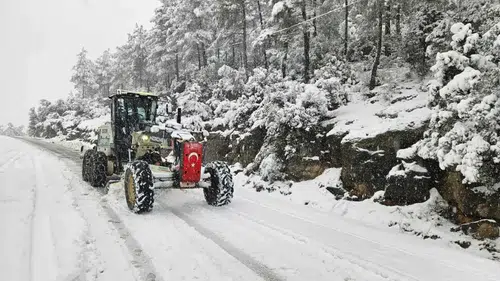 Adana’da Kar Seferberliği: Mahsur Kalanlar Çay İkramıyla Isındı!
